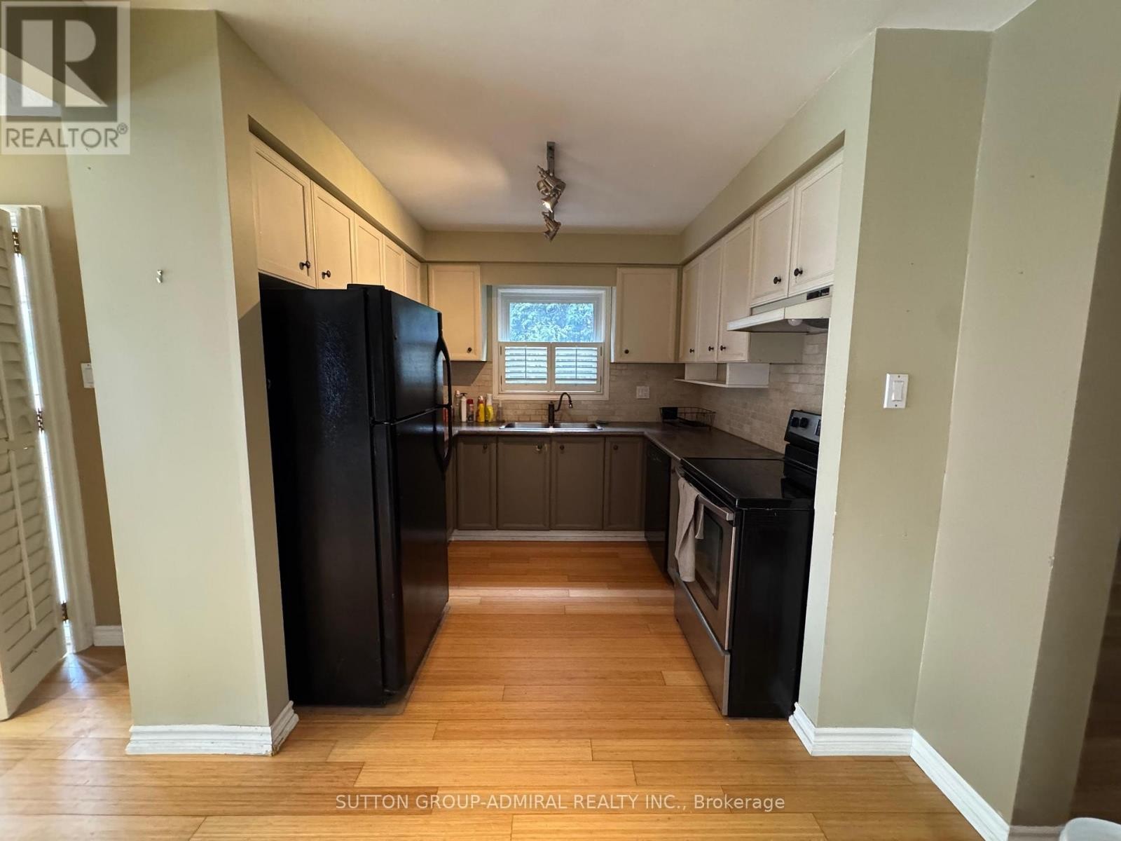 












27 DAWSON CRESCENT

,
Aurora (Hills of St Andrew),




Ontario
L4G4T7

