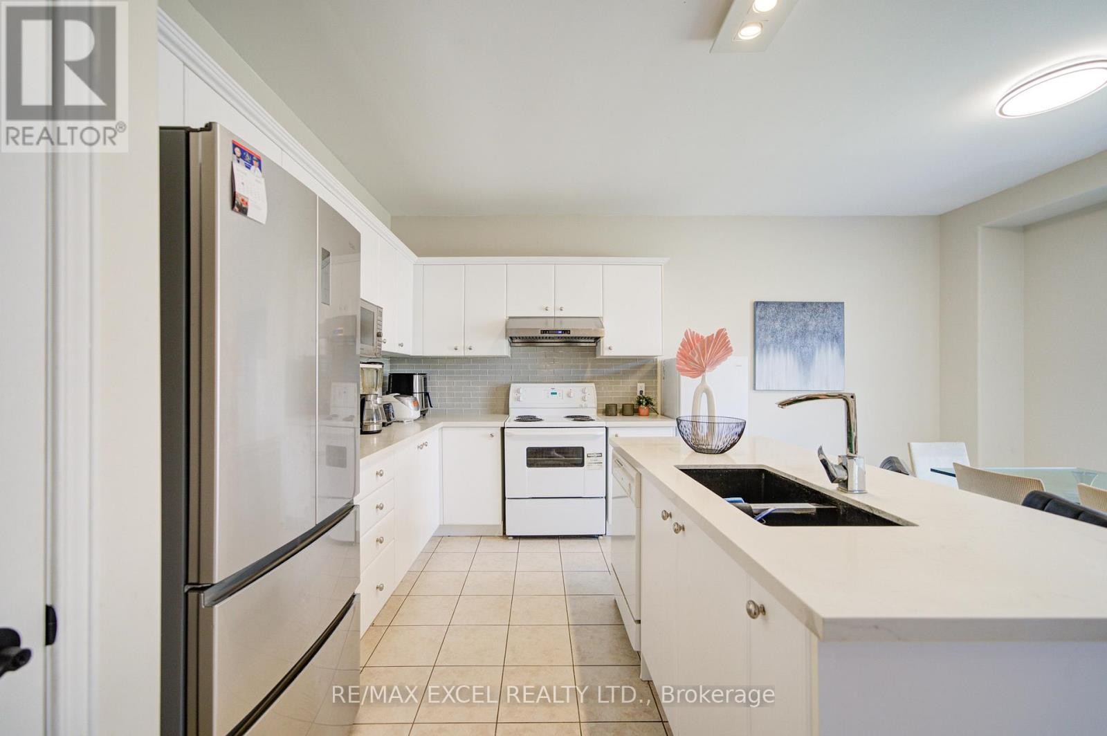 












8 HOLLYLANE DRIVE

,
Markham (Berczy),




Ontario
L6C2K1

