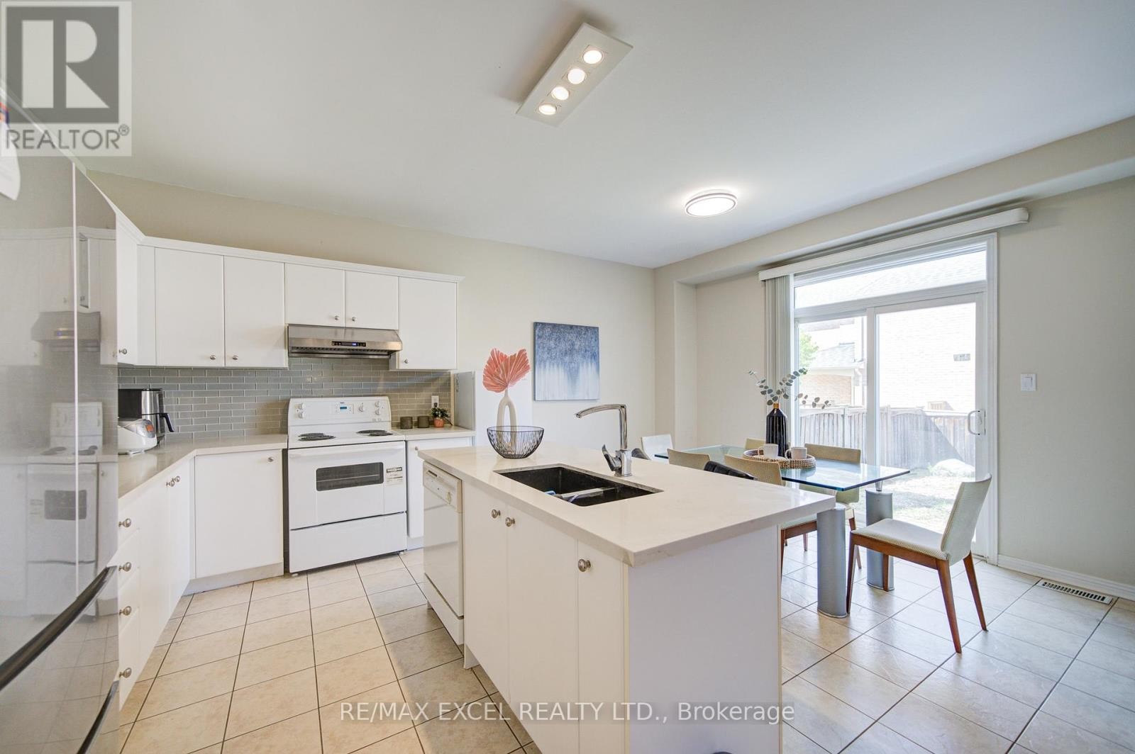 












8 HOLLYLANE DRIVE

,
Markham (Berczy),




Ontario
L6C2K1

