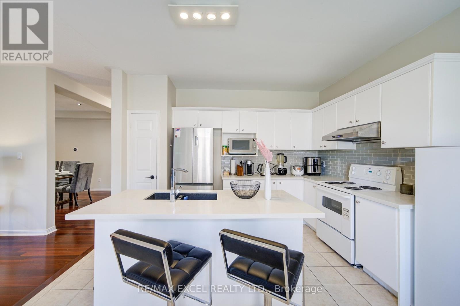 












8 HOLLYLANE DRIVE

,
Markham (Berczy),




Ontario
L6C2K1

