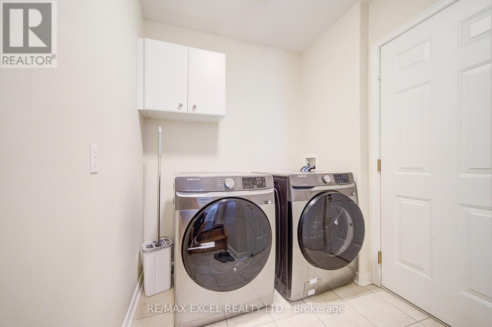 












8 HOLLYLANE DRIVE

,
Markham (Berczy),




Ontario
L6C2K1

