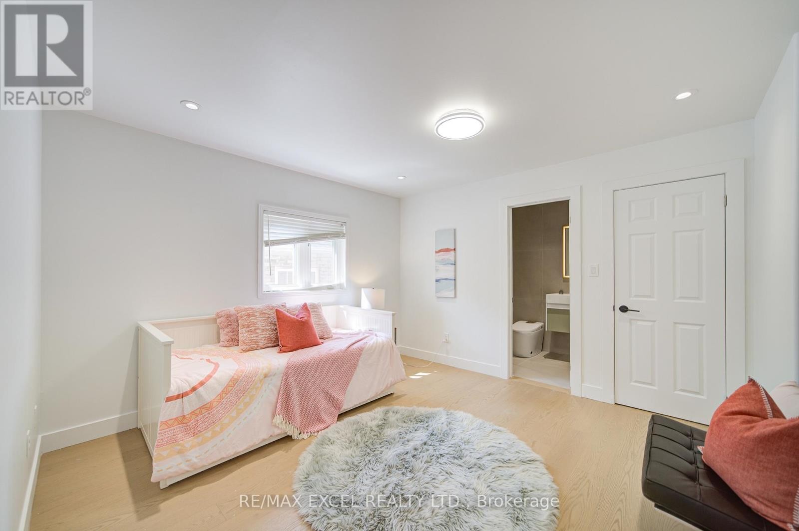 












8 HOLLYLANE DRIVE

,
Markham (Berczy),




Ontario
L6C2K1

