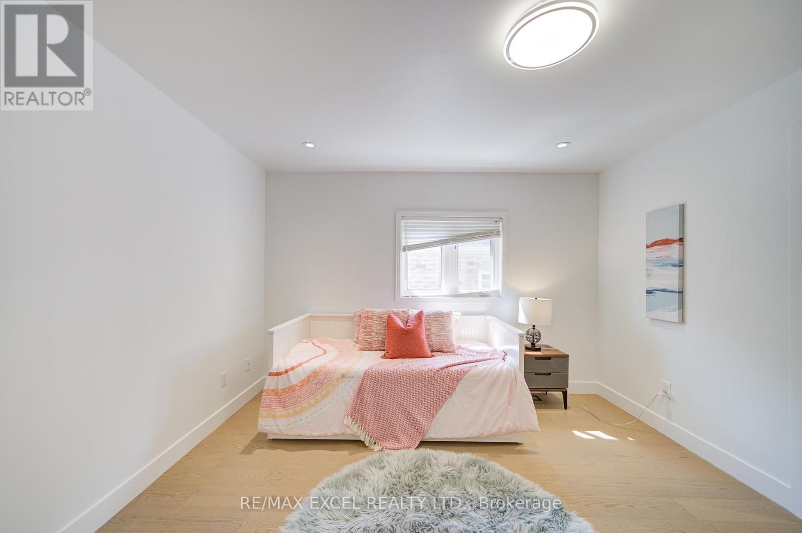 












8 HOLLYLANE DRIVE

,
Markham (Berczy),




Ontario
L6C2K1

