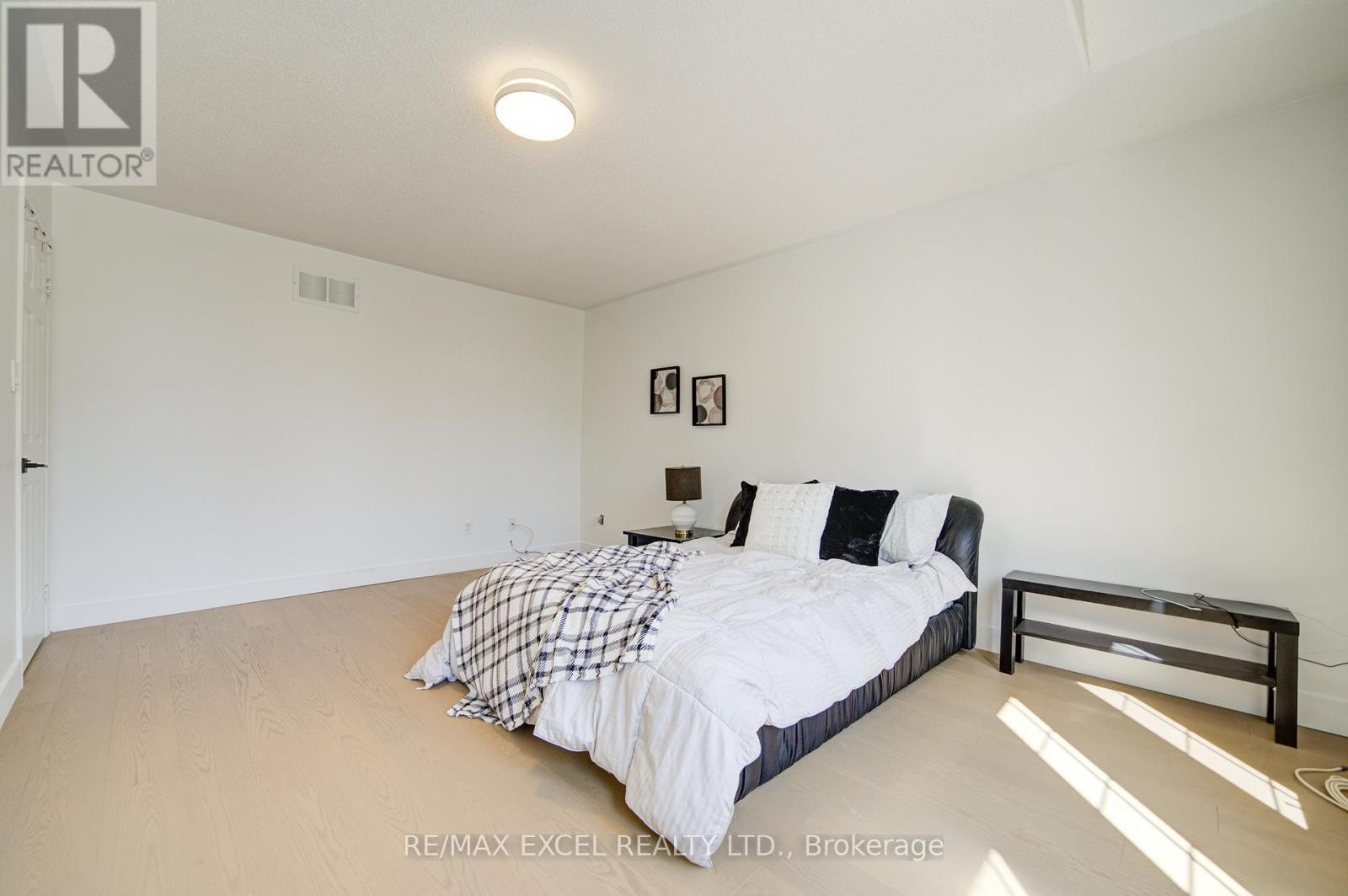 












8 HOLLYLANE DRIVE

,
Markham (Berczy),




Ontario
L6C2K1

