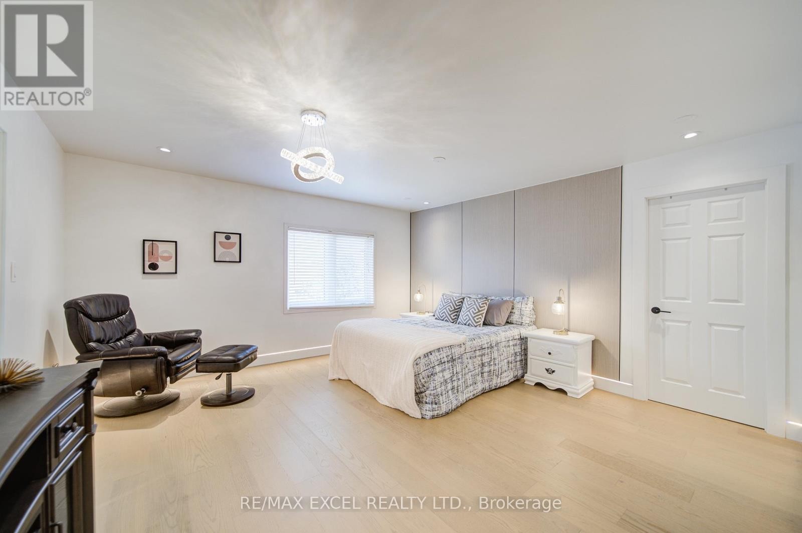 












8 HOLLYLANE DRIVE

,
Markham (Berczy),




Ontario
L6C2K1

