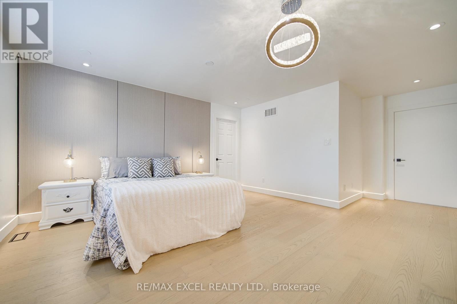 












8 HOLLYLANE DRIVE

,
Markham (Berczy),




Ontario
L6C2K1

