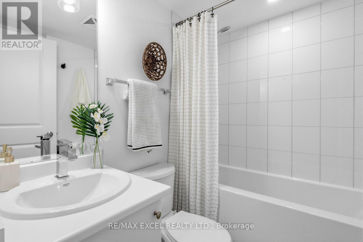 












140 COVINGTON CRESCENT

,
Whitchurch-Stouffville (Stouffville),




Ontario
L4A4W8

