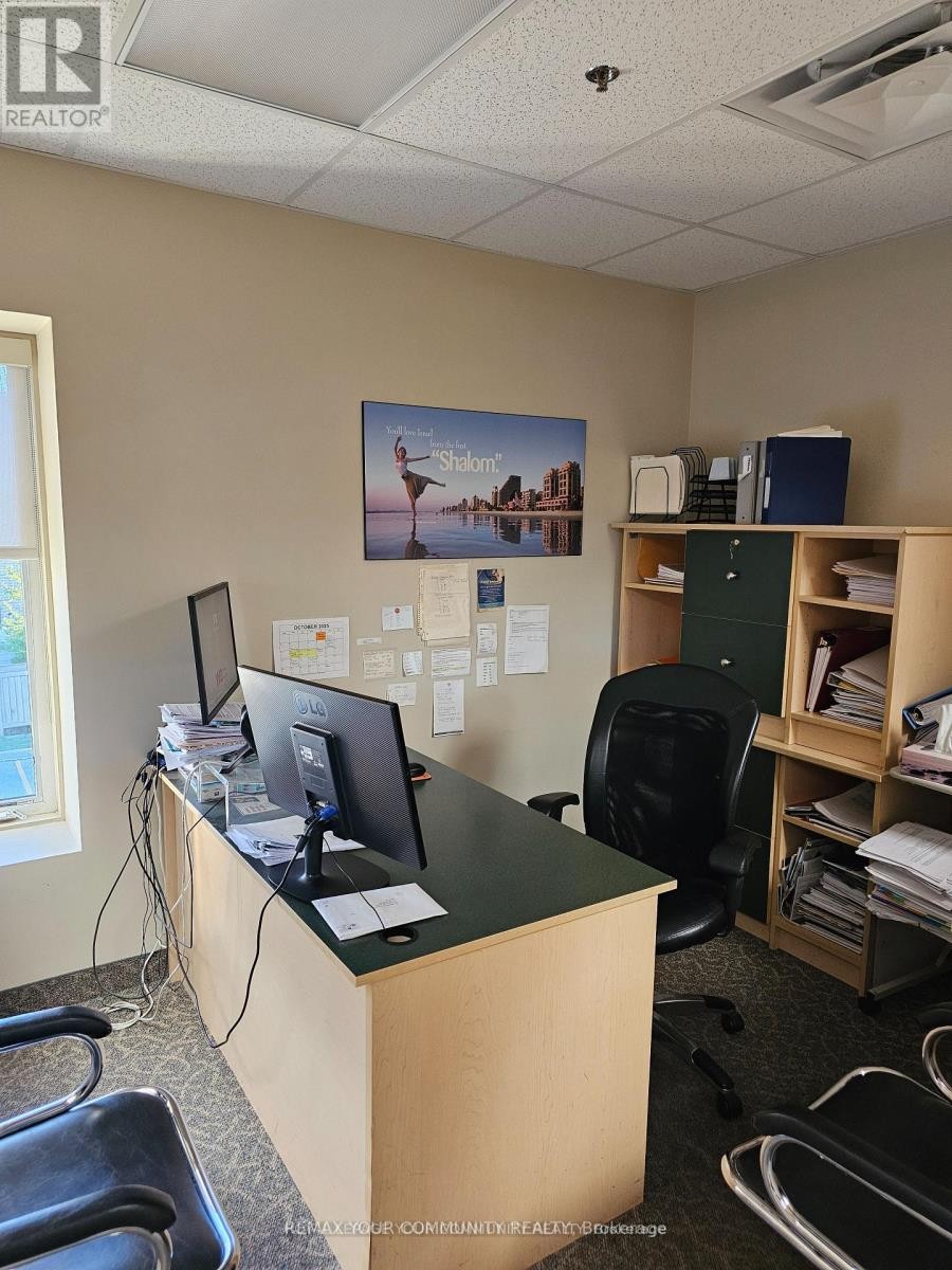 












204 - 7851 DUFFERIN STREET

,
Vaughan (Beverley Glen),




Ontario
L4J3M4

