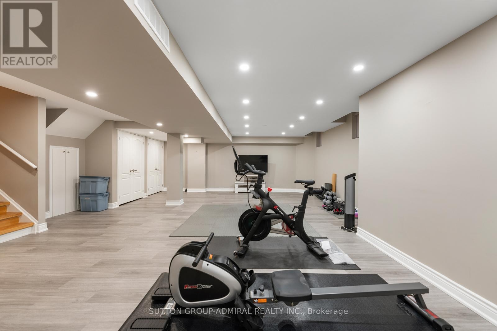 












90 SUMMERIDGE DRIVE

,
Vaughan (Patterson),




Ontario
L4J8S1

