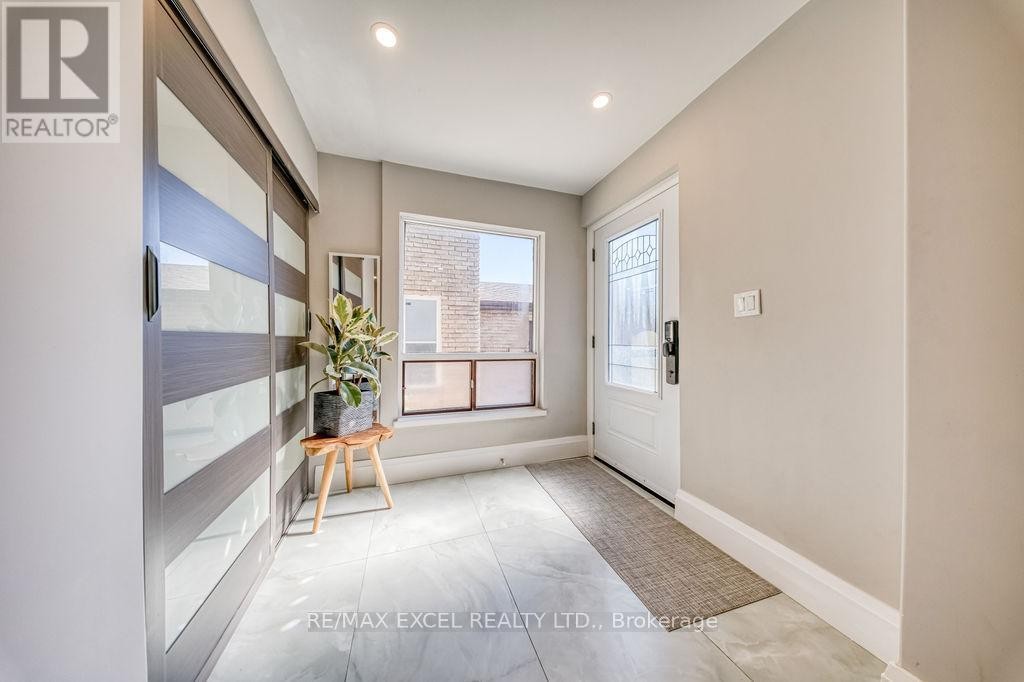 












106 UPTON CRESCENT

,
Markham (Milliken Mills West),




Ontario
L3R3T4

