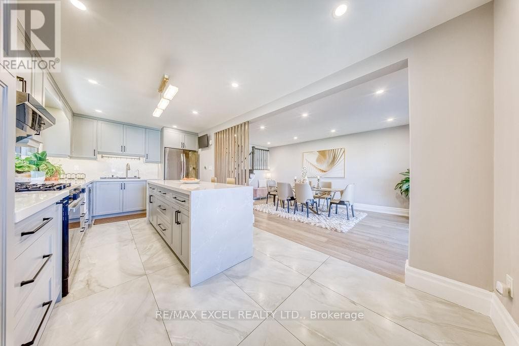 












106 UPTON CRESCENT

,
Markham (Milliken Mills West),




Ontario
L3R3T4

