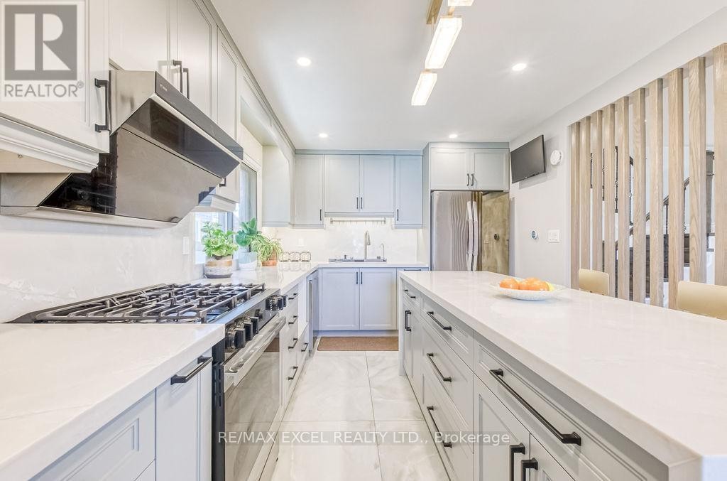 












106 UPTON CRESCENT

,
Markham (Milliken Mills West),




Ontario
L3R3T4

