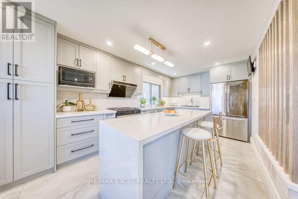 












106 UPTON CRESCENT

,
Markham (Milliken Mills West),




Ontario
L3R3T4

