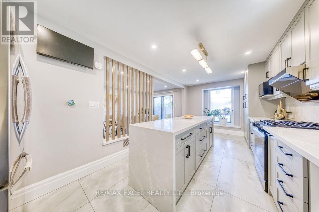 












106 UPTON CRESCENT

,
Markham (Milliken Mills West),




Ontario
L3R3T4

