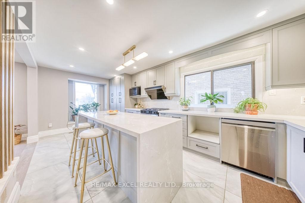 












106 UPTON CRESCENT

,
Markham (Milliken Mills West),




Ontario
L3R3T4

