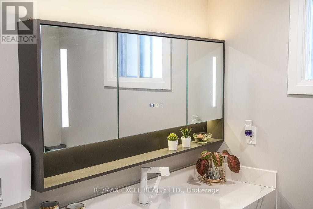 












106 UPTON CRESCENT

,
Markham (Milliken Mills West),




Ontario
L3R3T4

