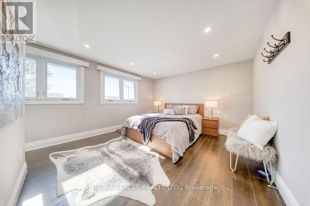 












106 UPTON CRESCENT

,
Markham (Milliken Mills West),




Ontario
L3R3T4

