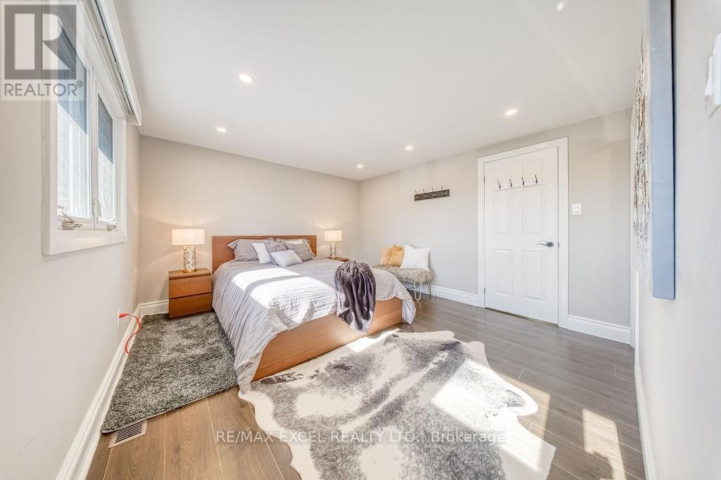 












106 UPTON CRESCENT

,
Markham (Milliken Mills West),




Ontario
L3R3T4

