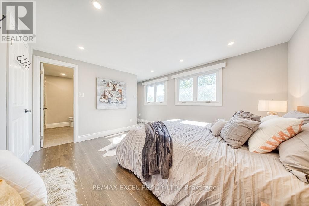 












106 UPTON CRESCENT

,
Markham (Milliken Mills West),




Ontario
L3R3T4

