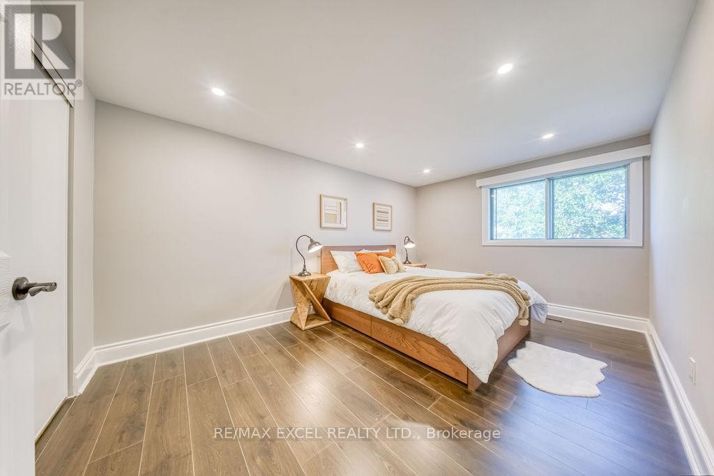 












106 UPTON CRESCENT

,
Markham (Milliken Mills West),




Ontario
L3R3T4

