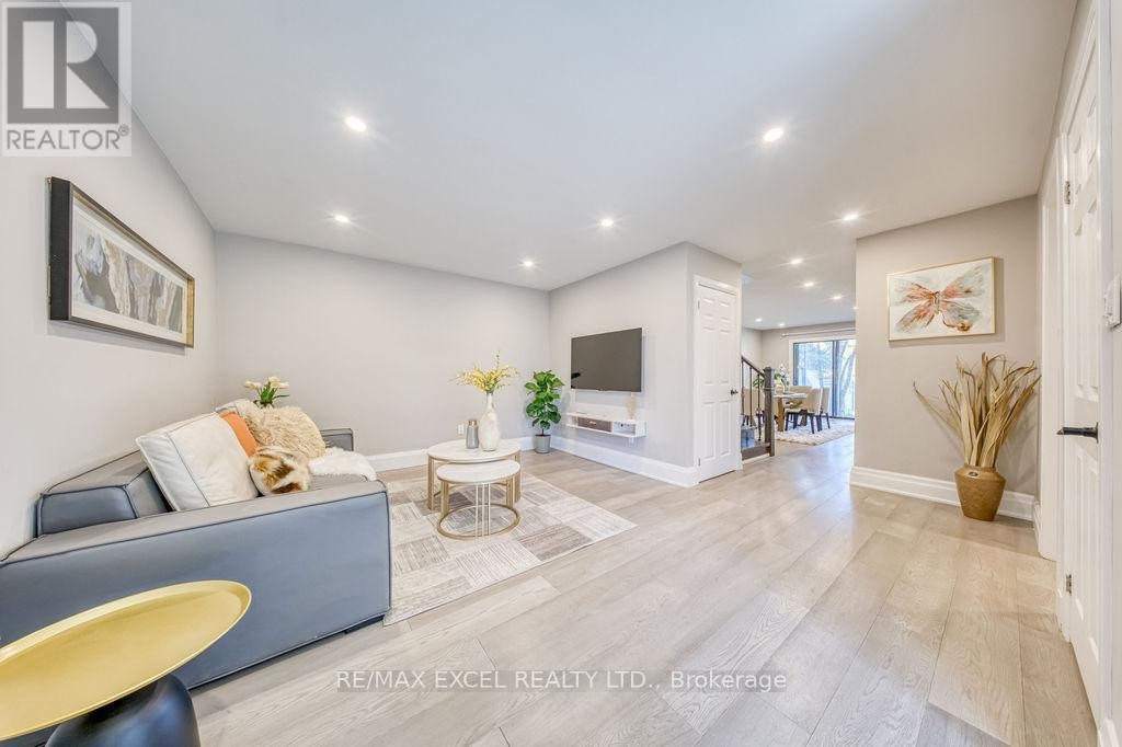 












106 UPTON CRESCENT

,
Markham (Milliken Mills West),




Ontario
L3R3T4

