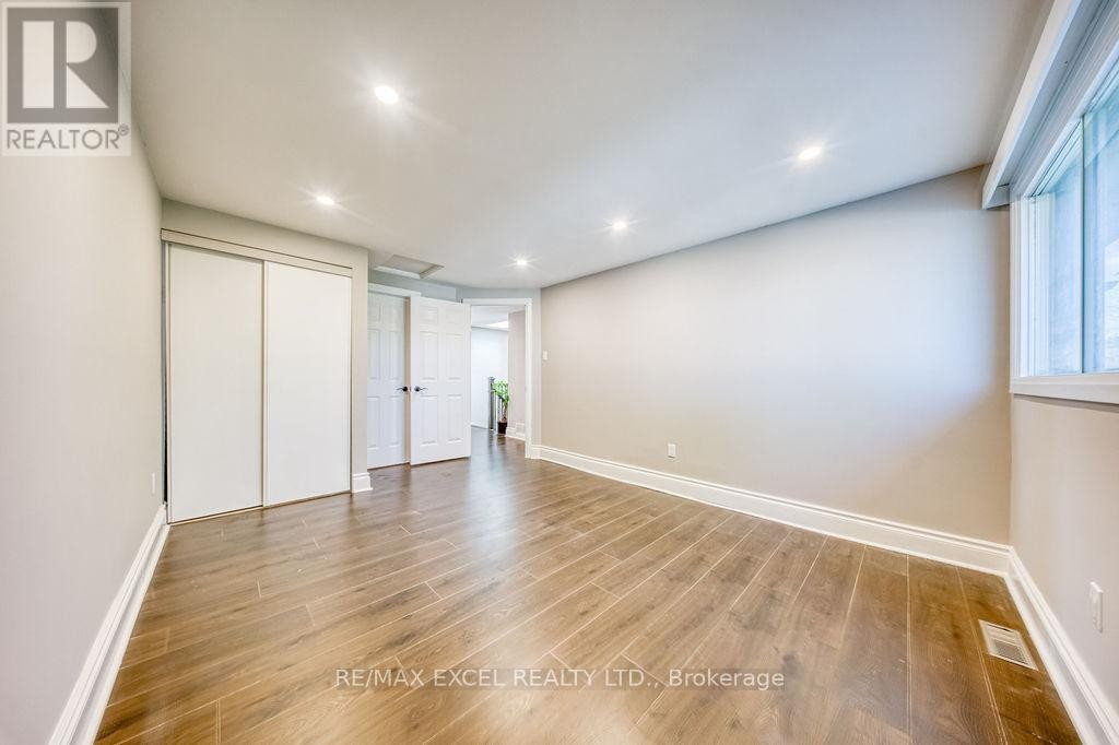 












106 UPTON CRESCENT

,
Markham (Milliken Mills West),




Ontario
L3R3T4

