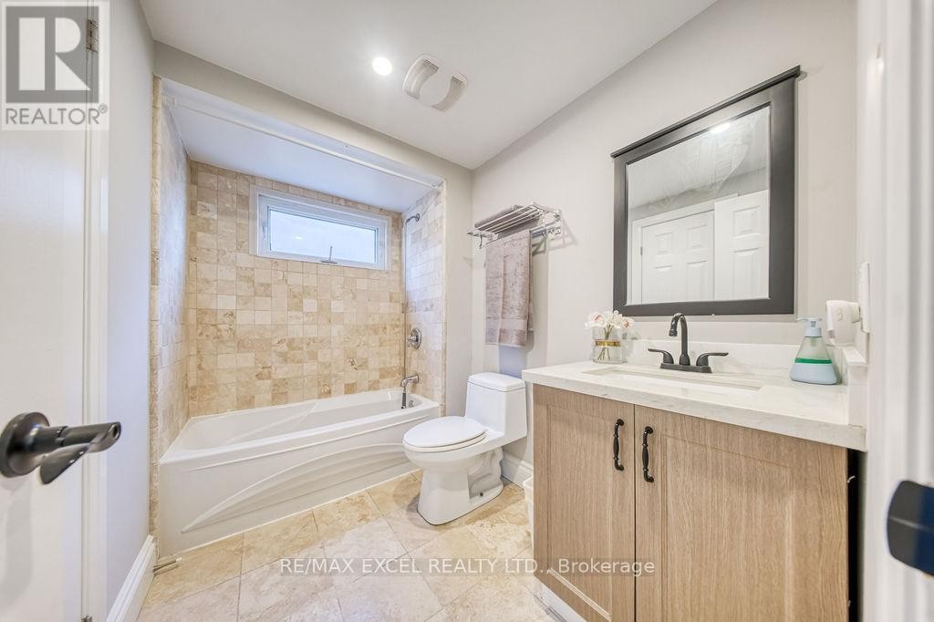 












106 UPTON CRESCENT

,
Markham (Milliken Mills West),




Ontario
L3R3T4

