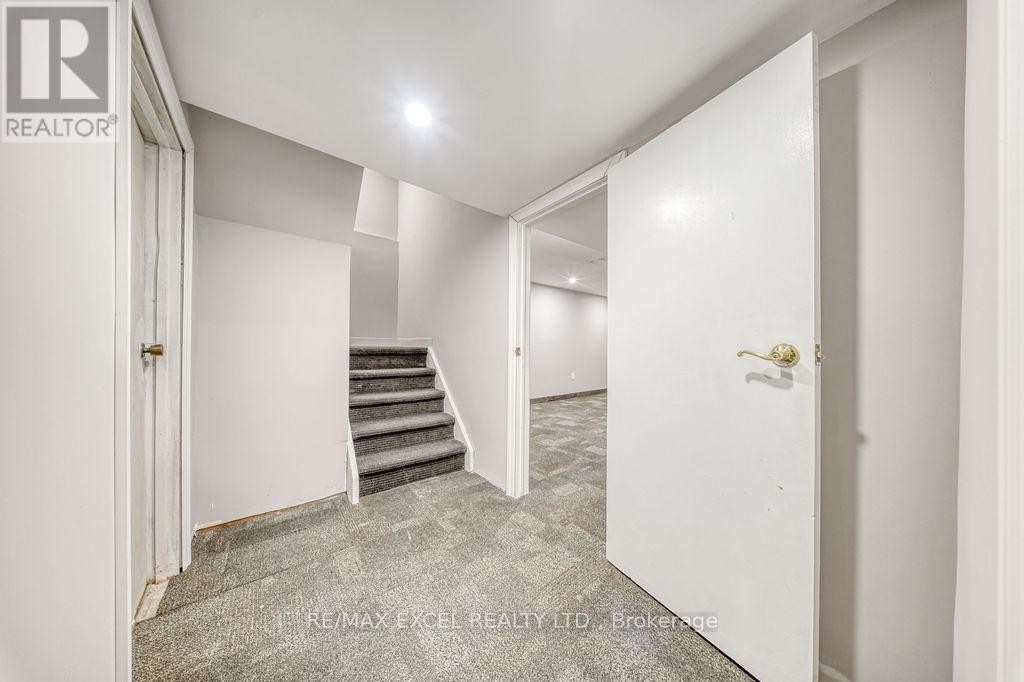 












106 UPTON CRESCENT

,
Markham (Milliken Mills West),




Ontario
L3R3T4

