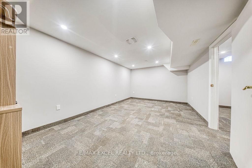 












106 UPTON CRESCENT

,
Markham (Milliken Mills West),




Ontario
L3R3T4

