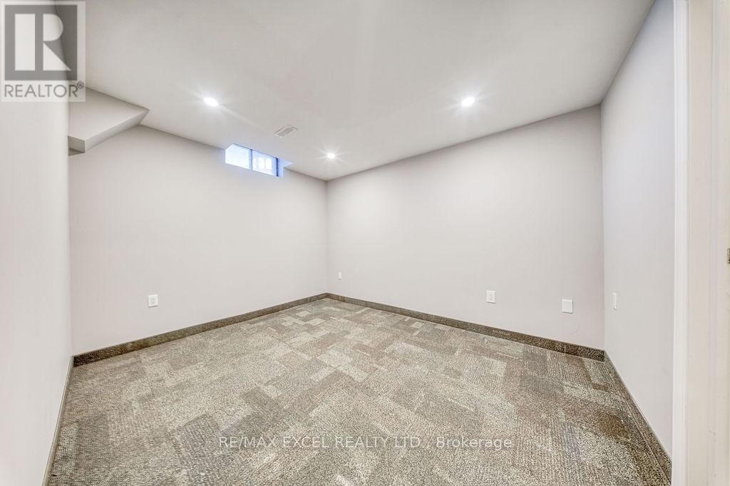 












106 UPTON CRESCENT

,
Markham (Milliken Mills West),




Ontario
L3R3T4

