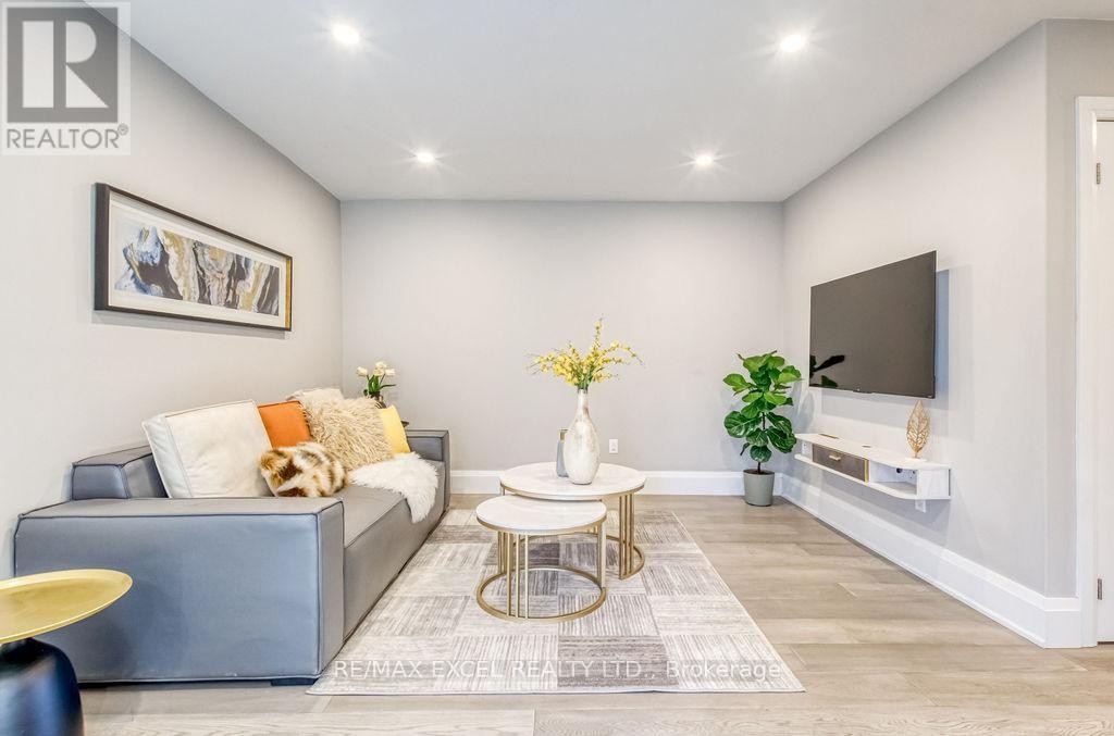 












106 UPTON CRESCENT

,
Markham (Milliken Mills West),




Ontario
L3R3T4

