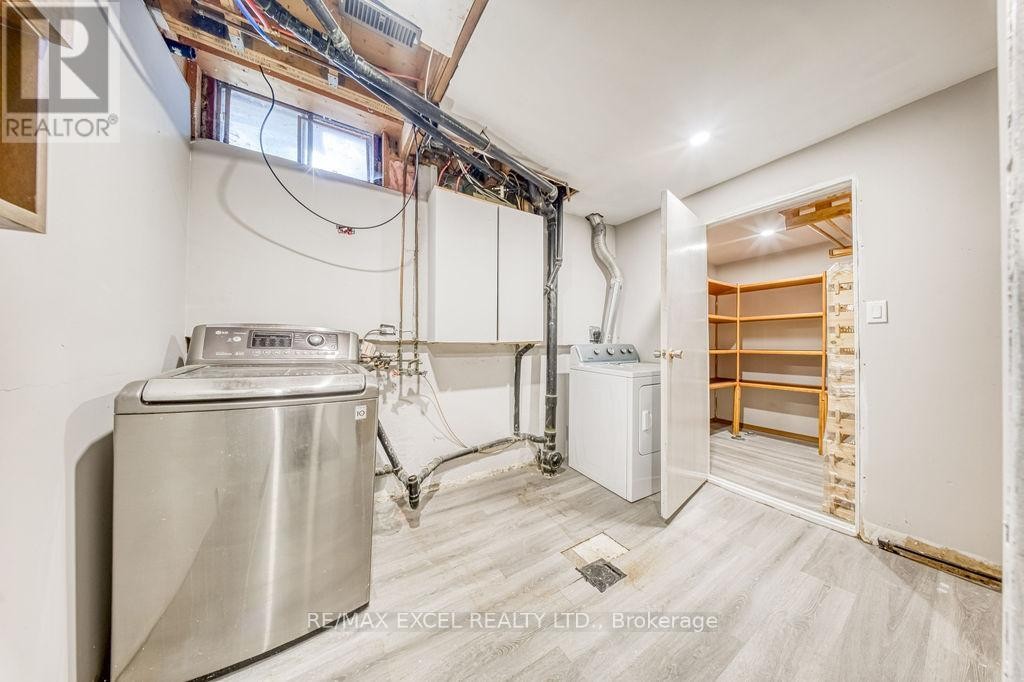 












106 UPTON CRESCENT

,
Markham (Milliken Mills West),




Ontario
L3R3T4

