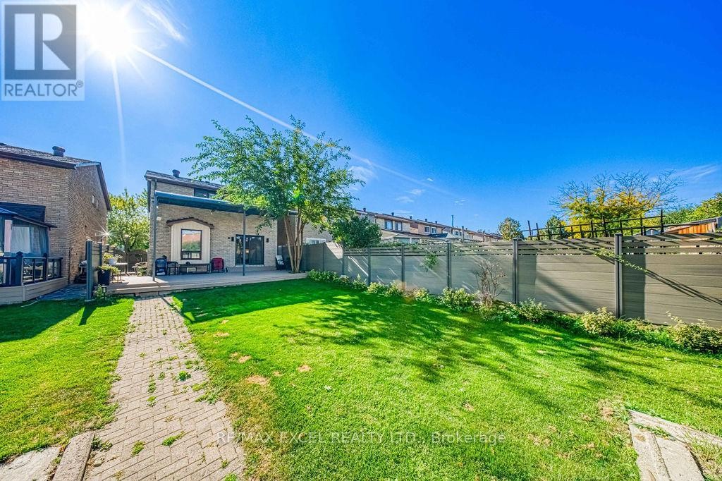 












106 UPTON CRESCENT

,
Markham (Milliken Mills West),




Ontario
L3R3T4

