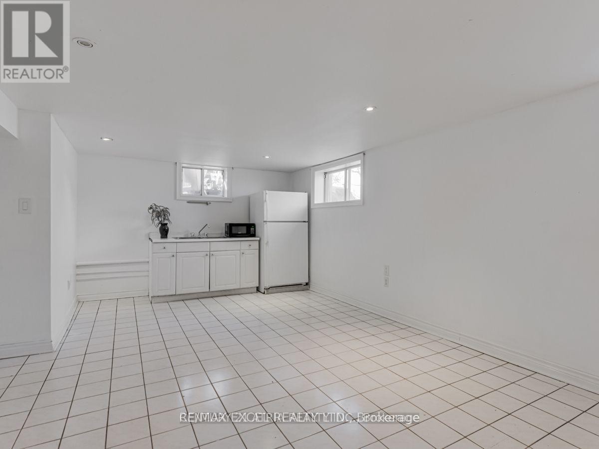 












387 CROSBY AVENUE

,
Richmond Hill (Crosby),




Ontario
L4C2R8

