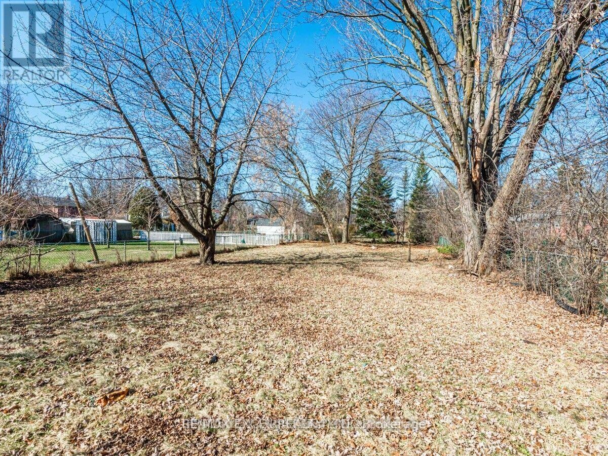 












387 CROSBY AVENUE

,
Richmond Hill (Crosby),




Ontario
L4C2R8

