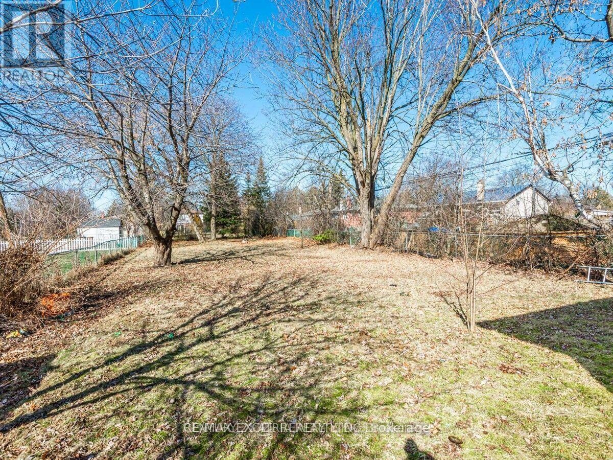 












387 CROSBY AVENUE

,
Richmond Hill (Crosby),




Ontario
L4C2R8

