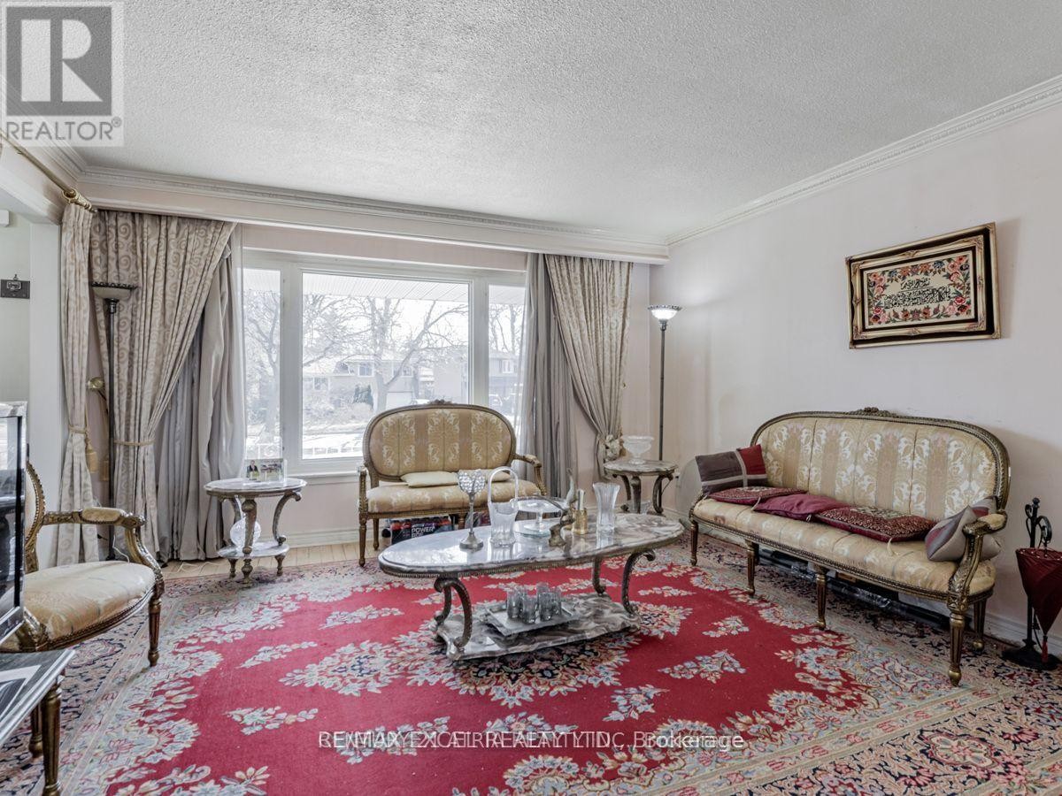 












387 CROSBY AVENUE

,
Richmond Hill (Crosby),




Ontario
L4C2R8

