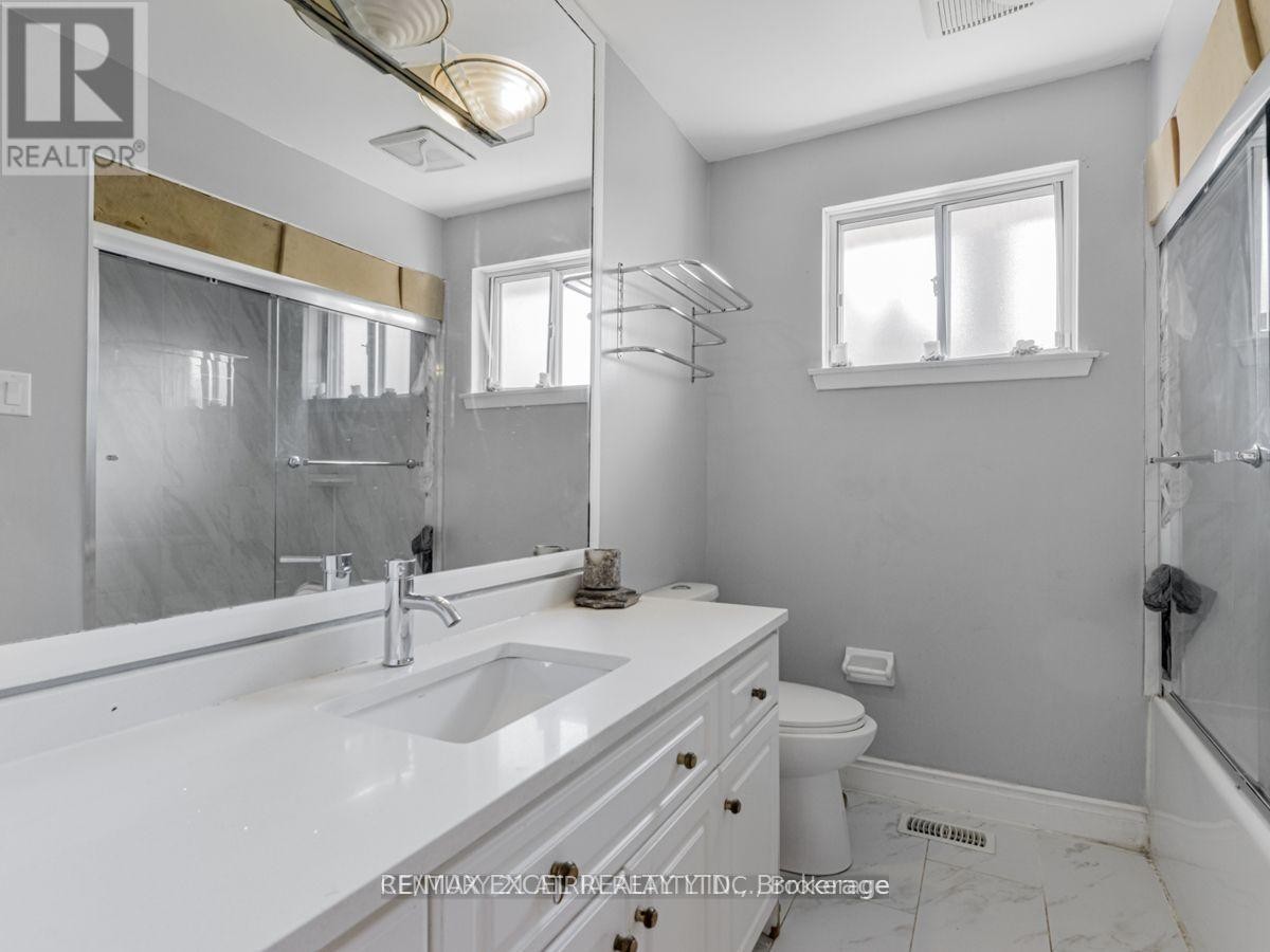 












387 CROSBY AVENUE

,
Richmond Hill (Crosby),




Ontario
L4C2R8

