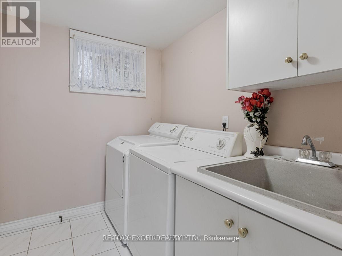 












387 CROSBY AVENUE

,
Richmond Hill (Crosby),




Ontario
L4C2R8

