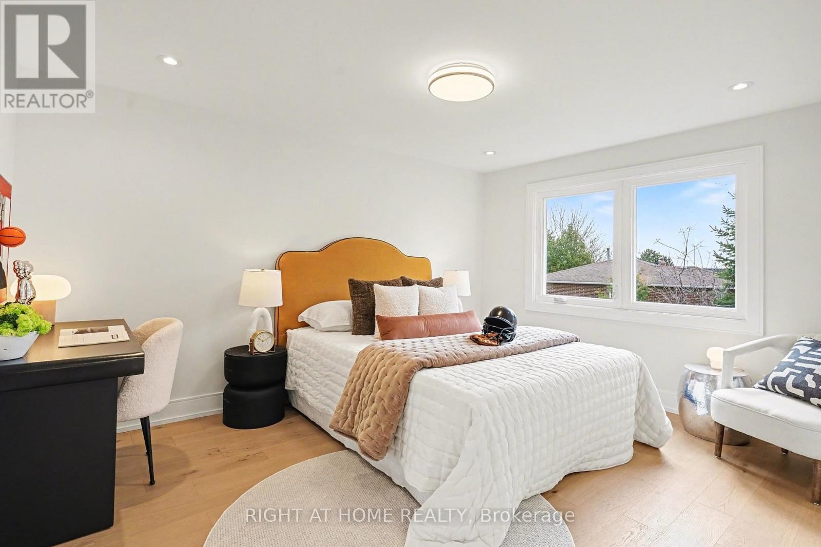 












19 LANG ROAD

,
Markham (Thornlea),




Ontario
L3T7E8

