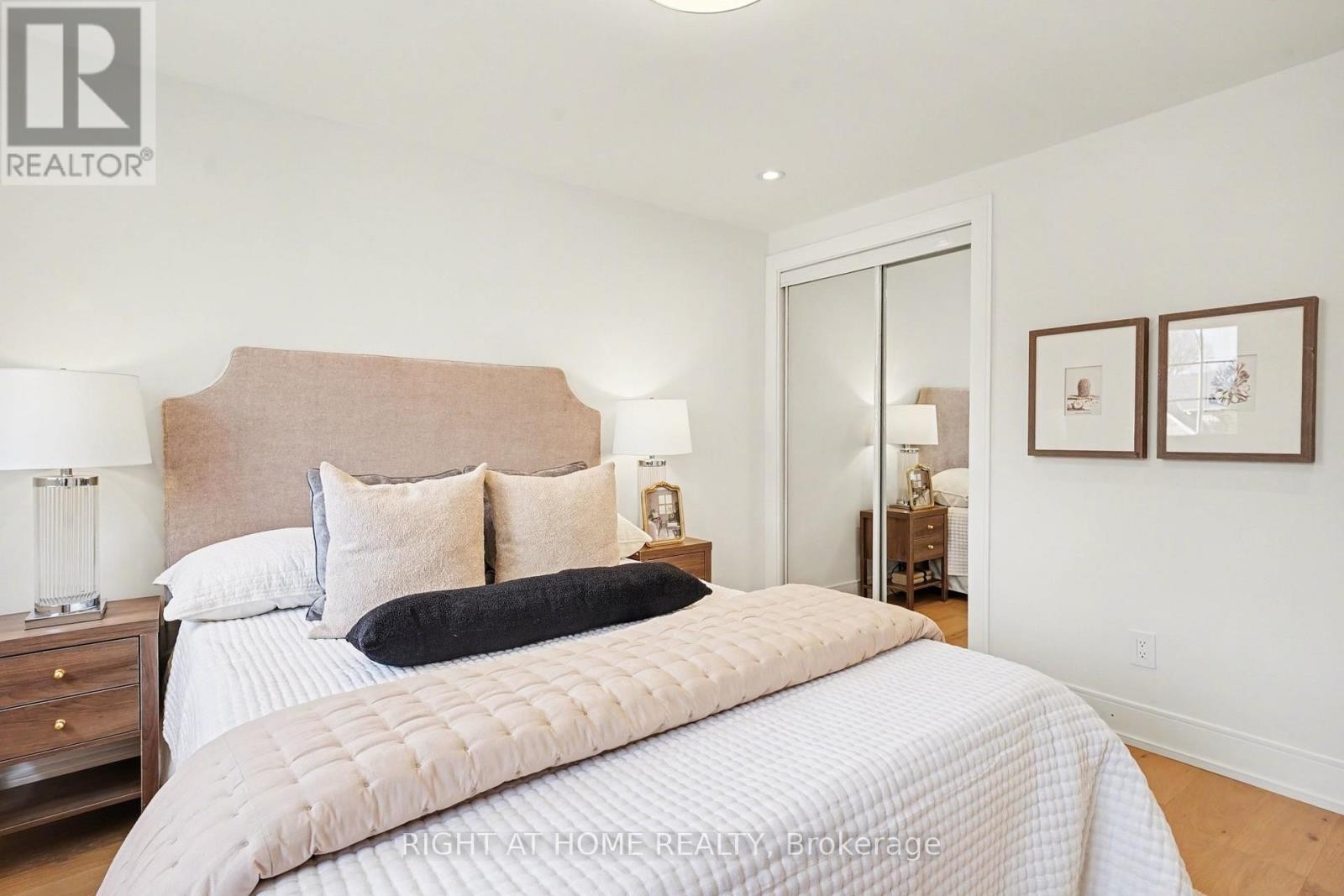 












19 LANG ROAD

,
Markham (Thornlea),




Ontario
L3T7E8

