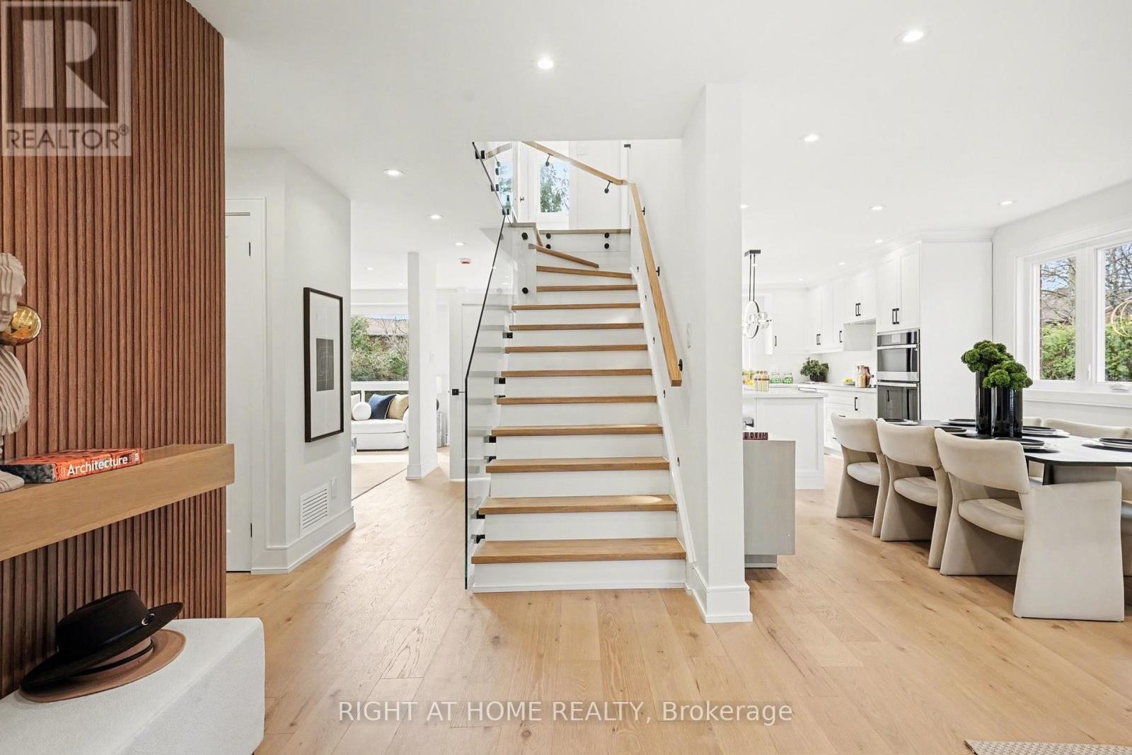 












19 LANG ROAD

,
Markham (Thornlea),




Ontario
L3T7E8

