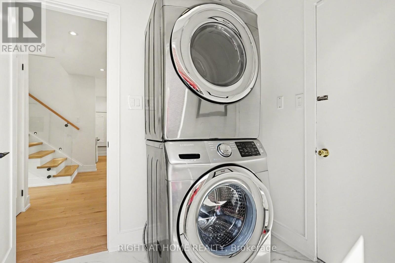 












19 LANG ROAD

,
Markham (Thornlea),




Ontario
L3T7E8

