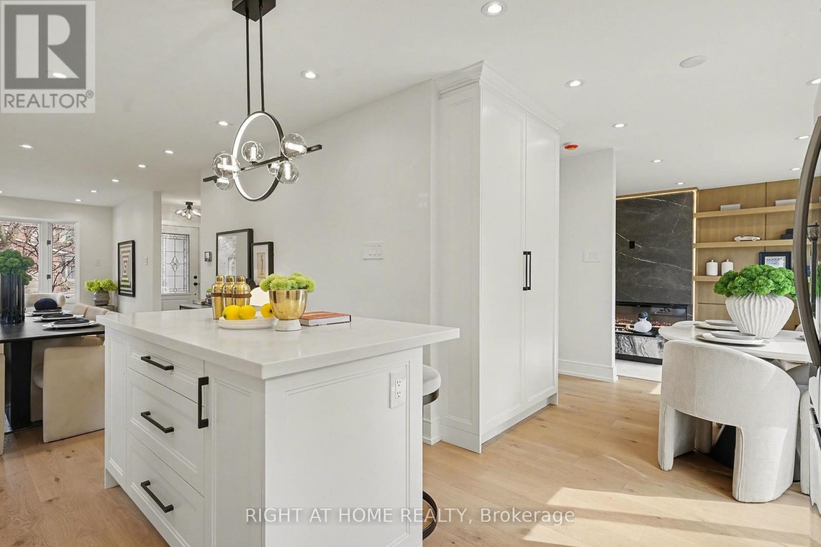 












19 LANG ROAD

,
Markham (Thornlea),




Ontario
L3T7E8

