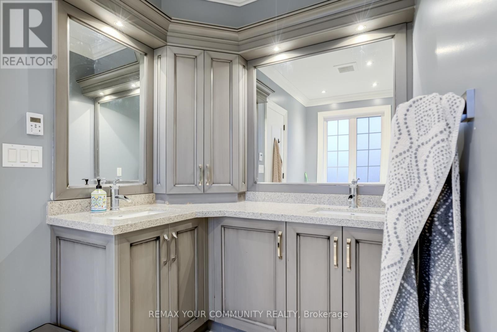 












20111 BATHURST STREET E

,
East Gwillimbury (Holland Landing),




Ontario
L9N1N3

