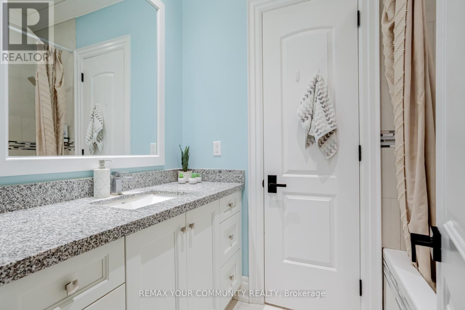 












20111 BATHURST STREET E

,
East Gwillimbury (Holland Landing),




Ontario
L9N1N3

