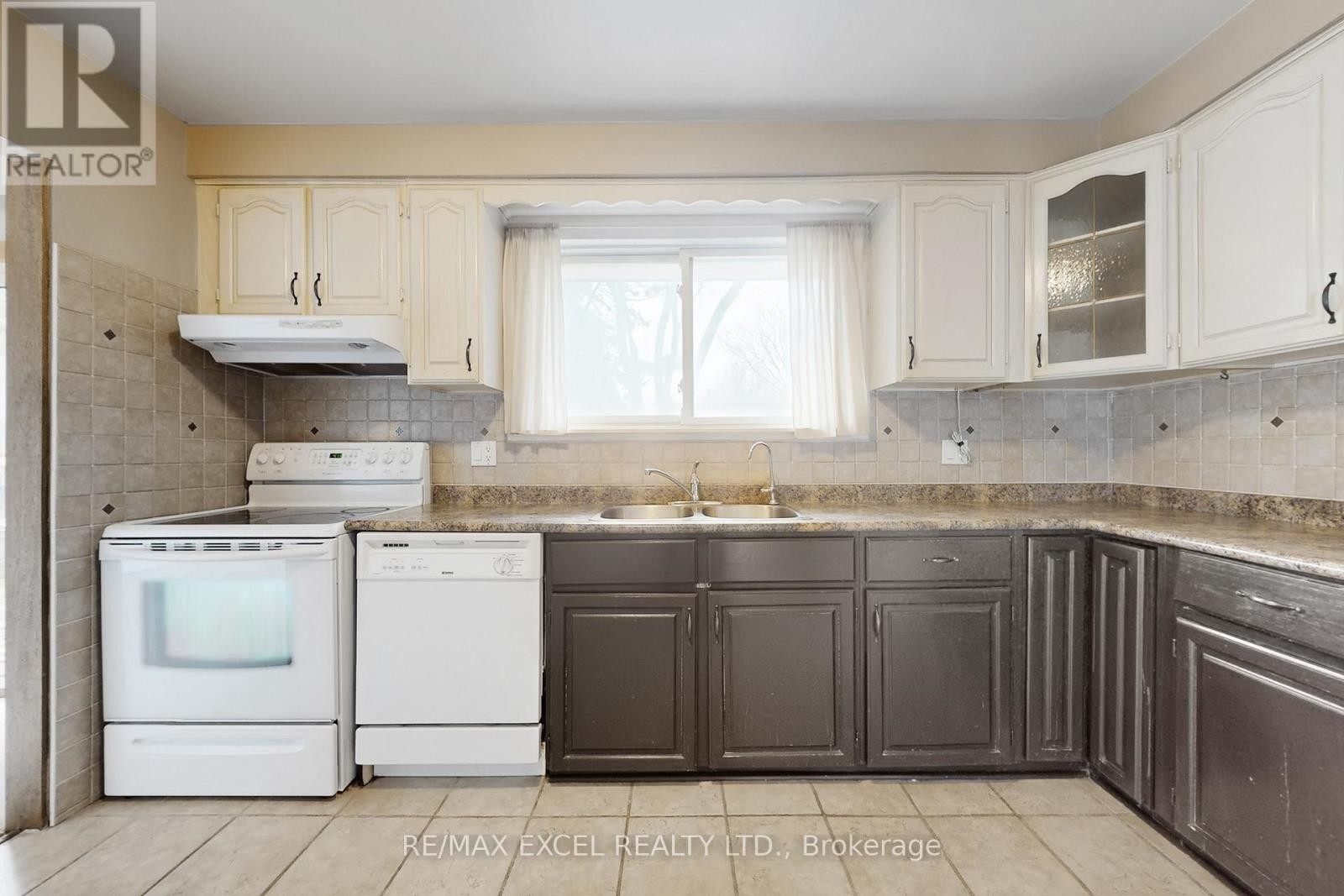 












835 LEGGE COURT

,
Newmarket (Gorham-College Manor),




Ontario
L3Y3J1

