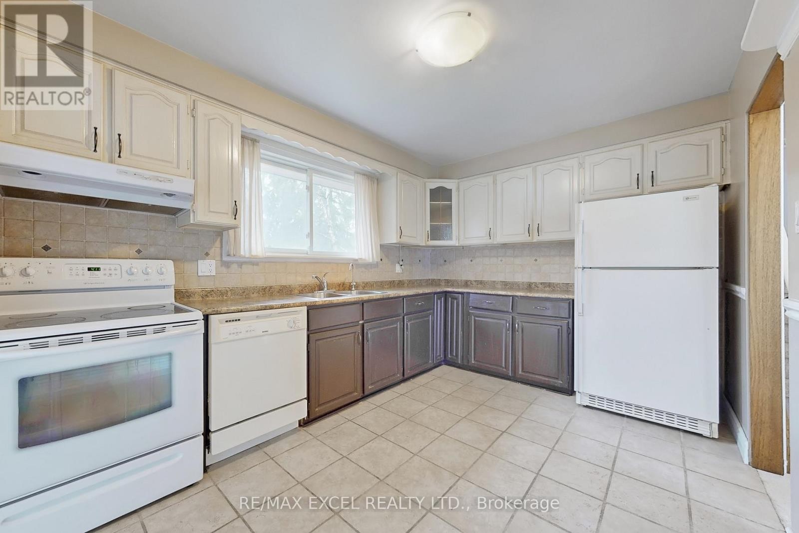 












835 LEGGE COURT

,
Newmarket (Gorham-College Manor),




Ontario
L3Y3J1

