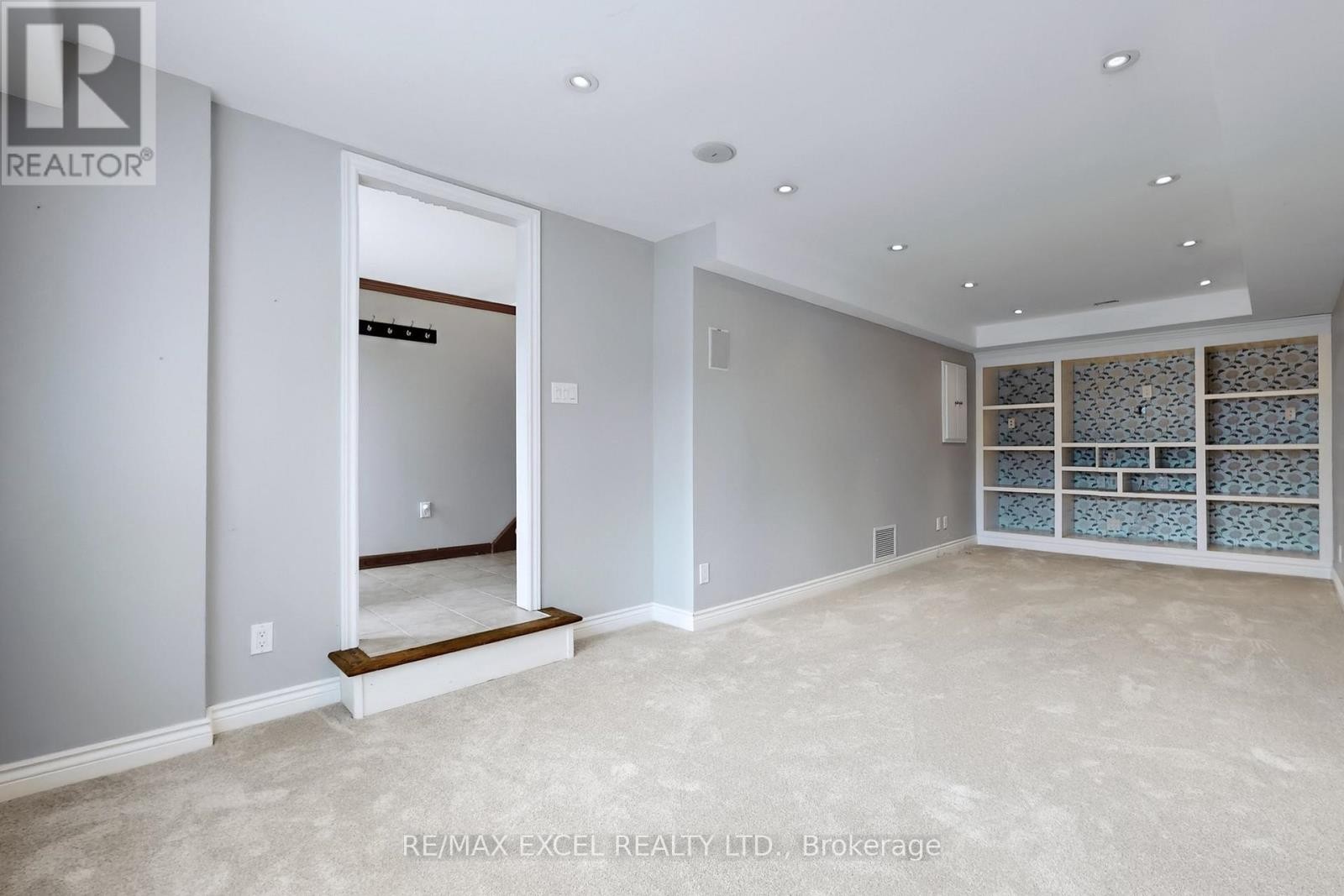 












835 LEGGE COURT

,
Newmarket (Gorham-College Manor),




Ontario
L3Y3J1

