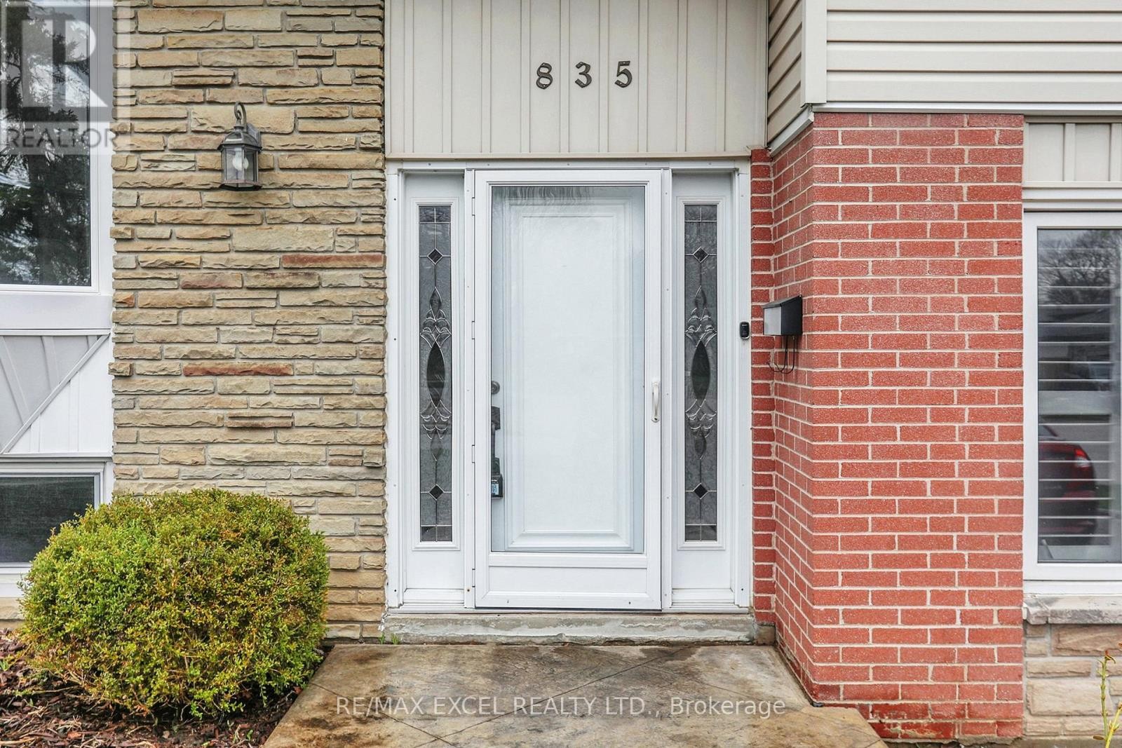 












835 LEGGE COURT

,
Newmarket (Gorham-College Manor),




Ontario
L3Y3J1

